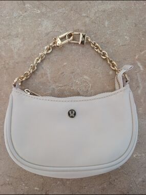 lululemon fleece belt bag light ivory Everywhere 1L lip balm White/Gold Everywhere Belt Bag :